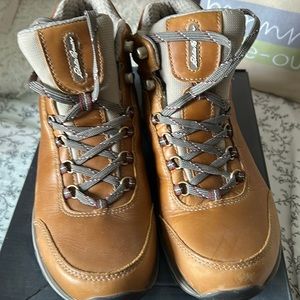Eddie Bauer Cairn Boots- Size 9- like new!